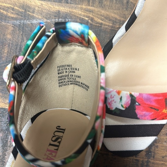 Just Fab is 6 3”chucky heels pumps. Floral black white preowned no flaws​ - Picture 5 of 6